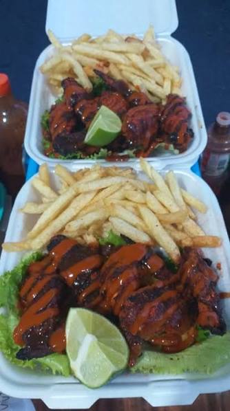 Alitas al carbón con papas a la francesa